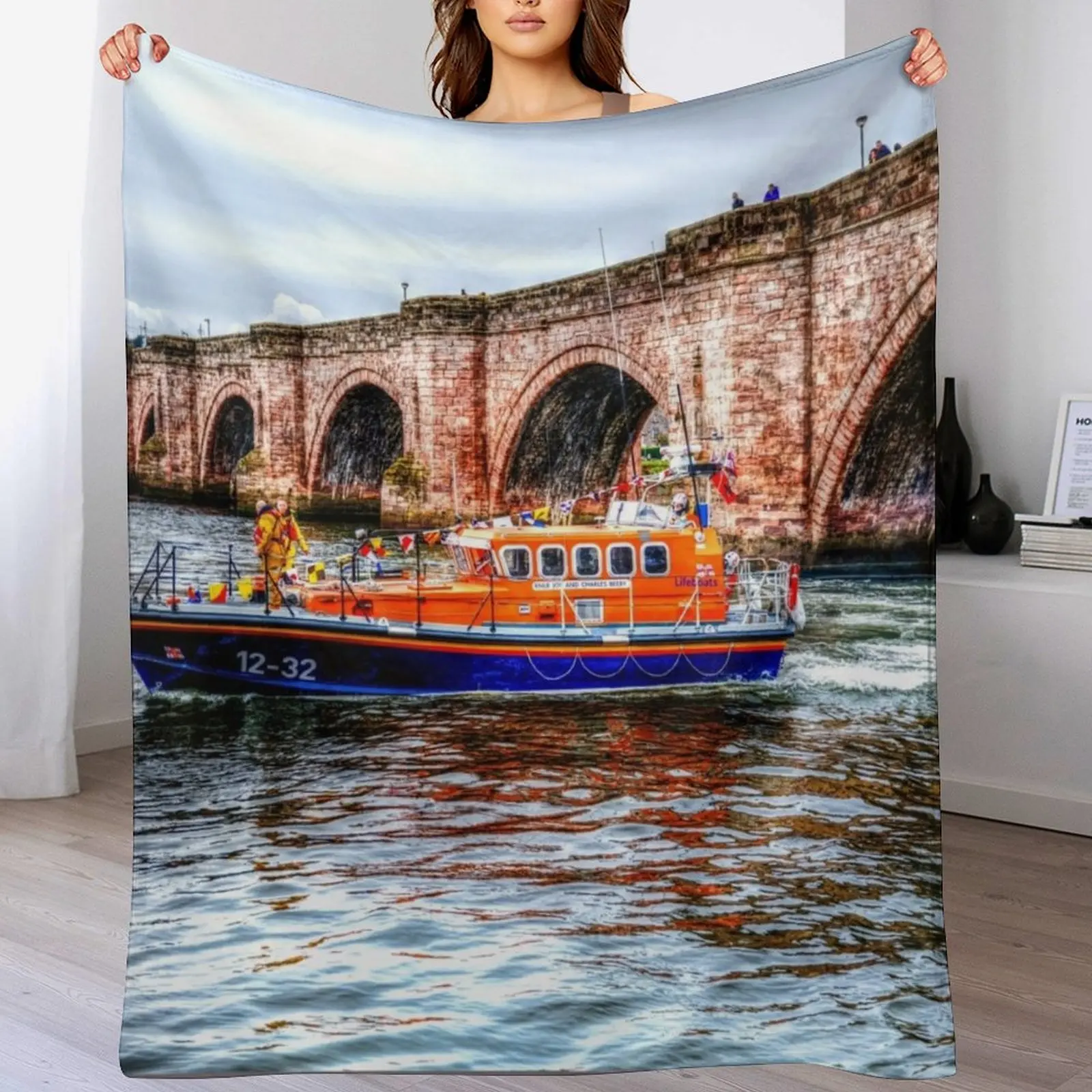 Berwick Upon Tweed RNLI спасательная шлюпка и старый мостик пледы ворс детские