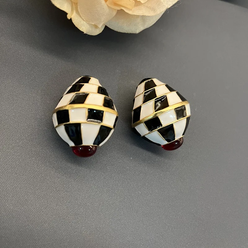 

Оригинальные серьги в стиле ретро