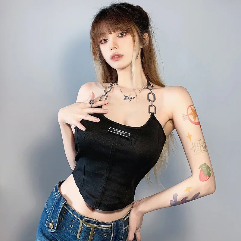 

Женский приталенный топ на бретельках с открытой спиной и цепочкой