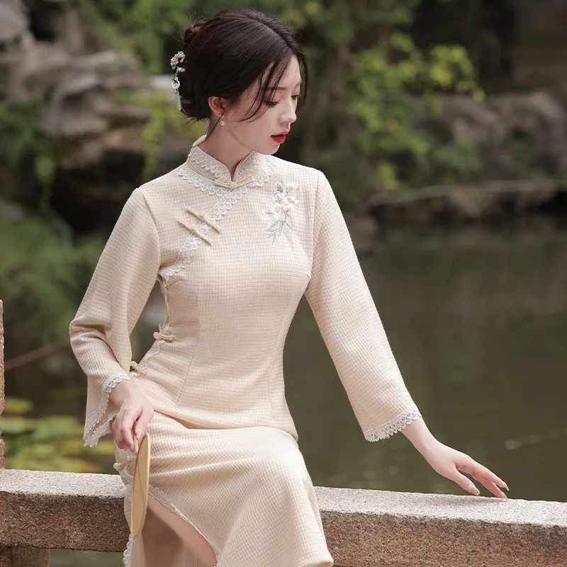 Женское трикотажное платье-Ципао с кружевной аппликацией и вышивкой