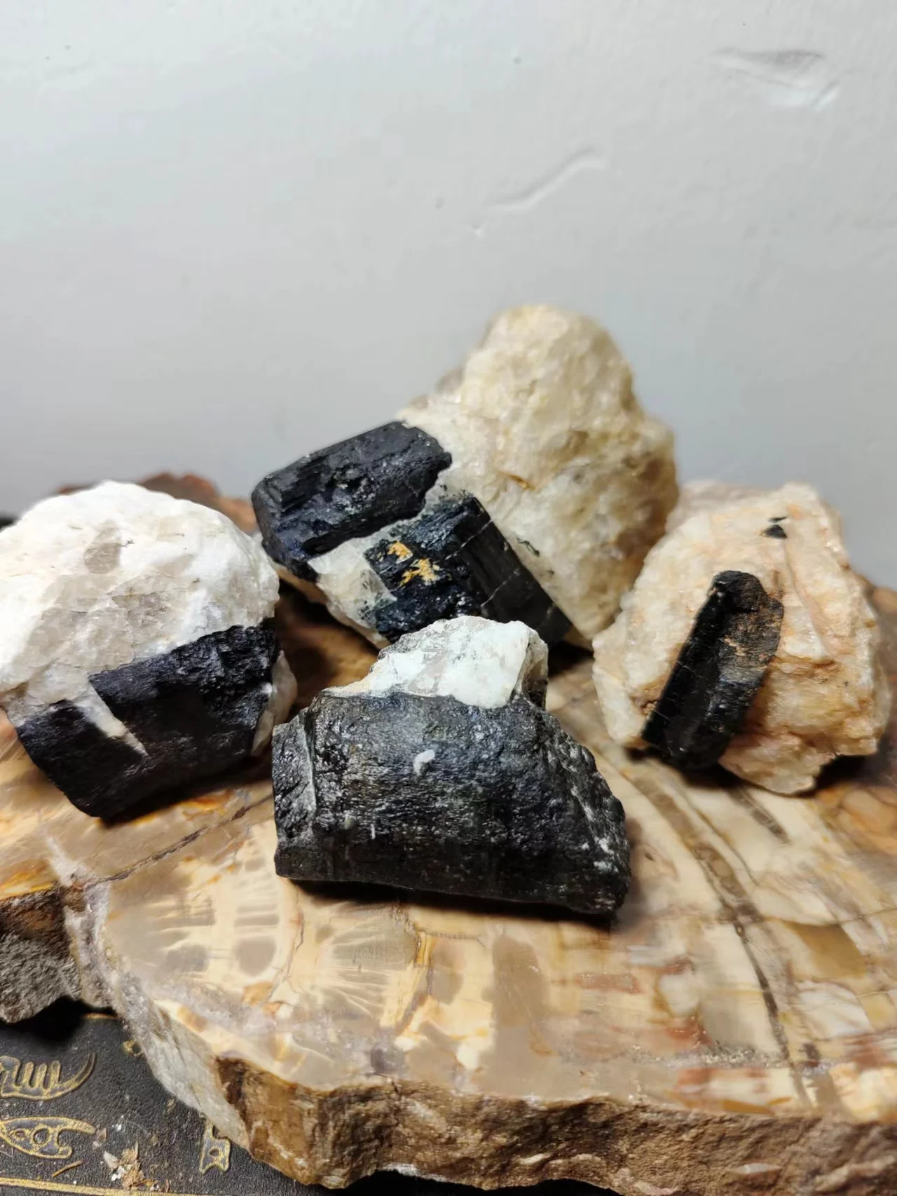 1Kg Making Jewelry Natural Raw Stone Raw Ore Black Tourmaline Ore Energy Cure Fortune Family Living Room Decoration