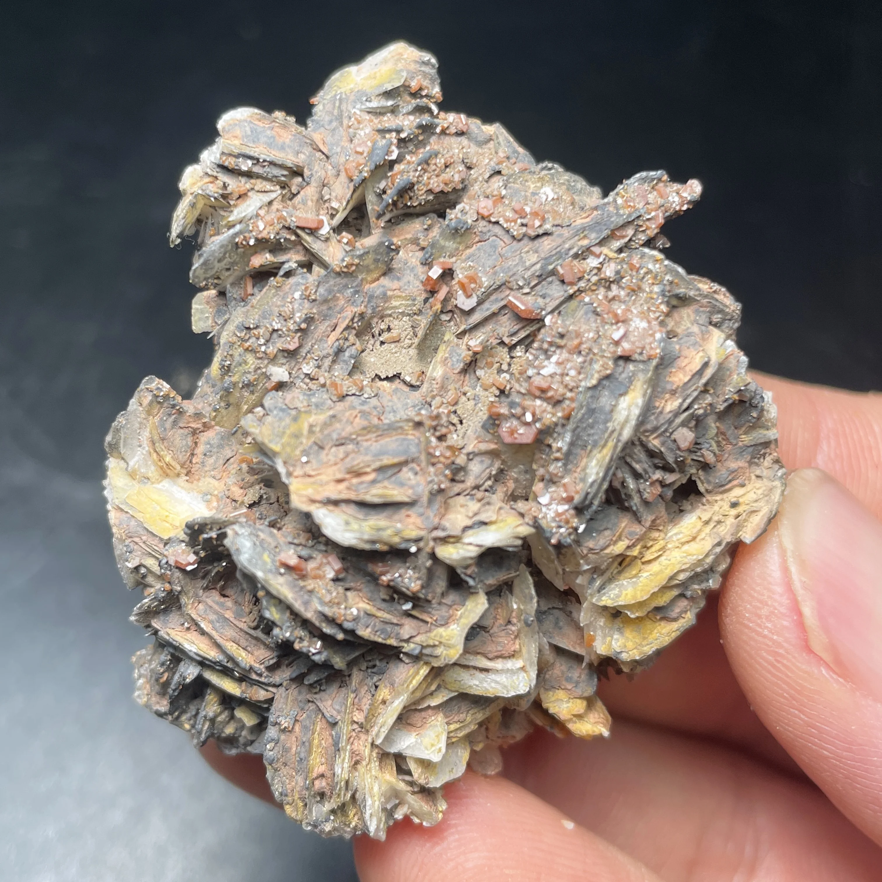 

Розовый марокканский барит, хрусталь