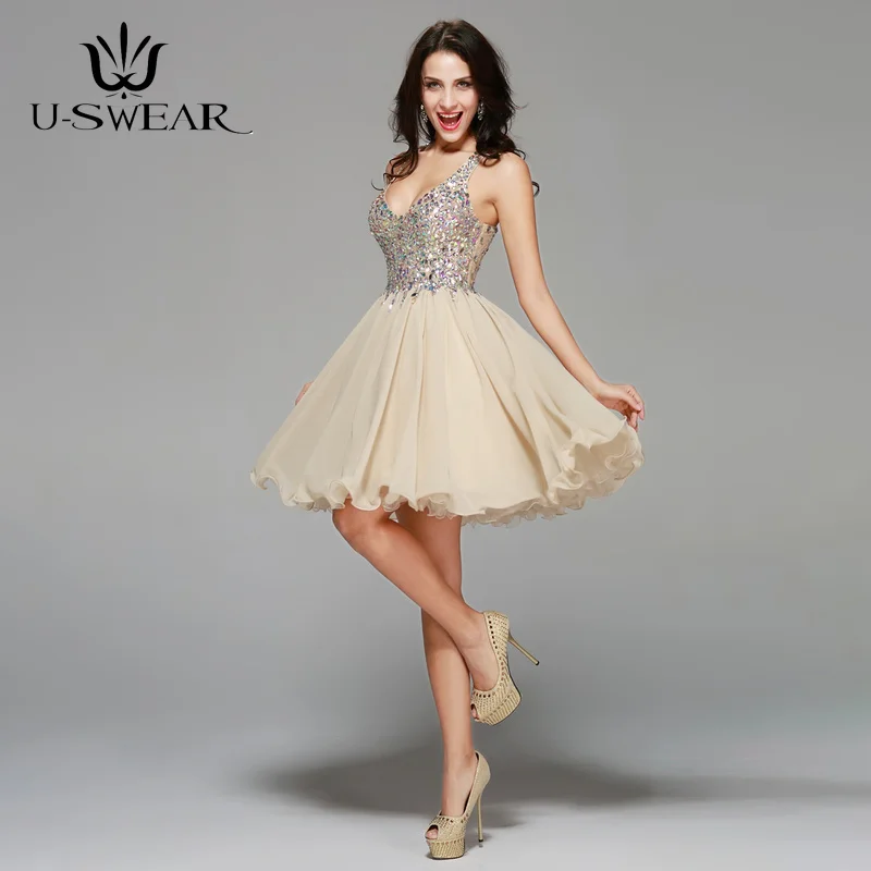 Вечернее платье цвета шампанского с глубоким V-образным вырезом без рукавов |