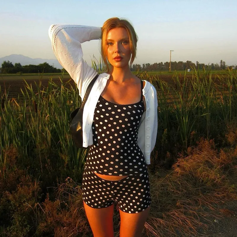 Кружевные контрастные шорты в горошек с открытой спиной и тонким поясом