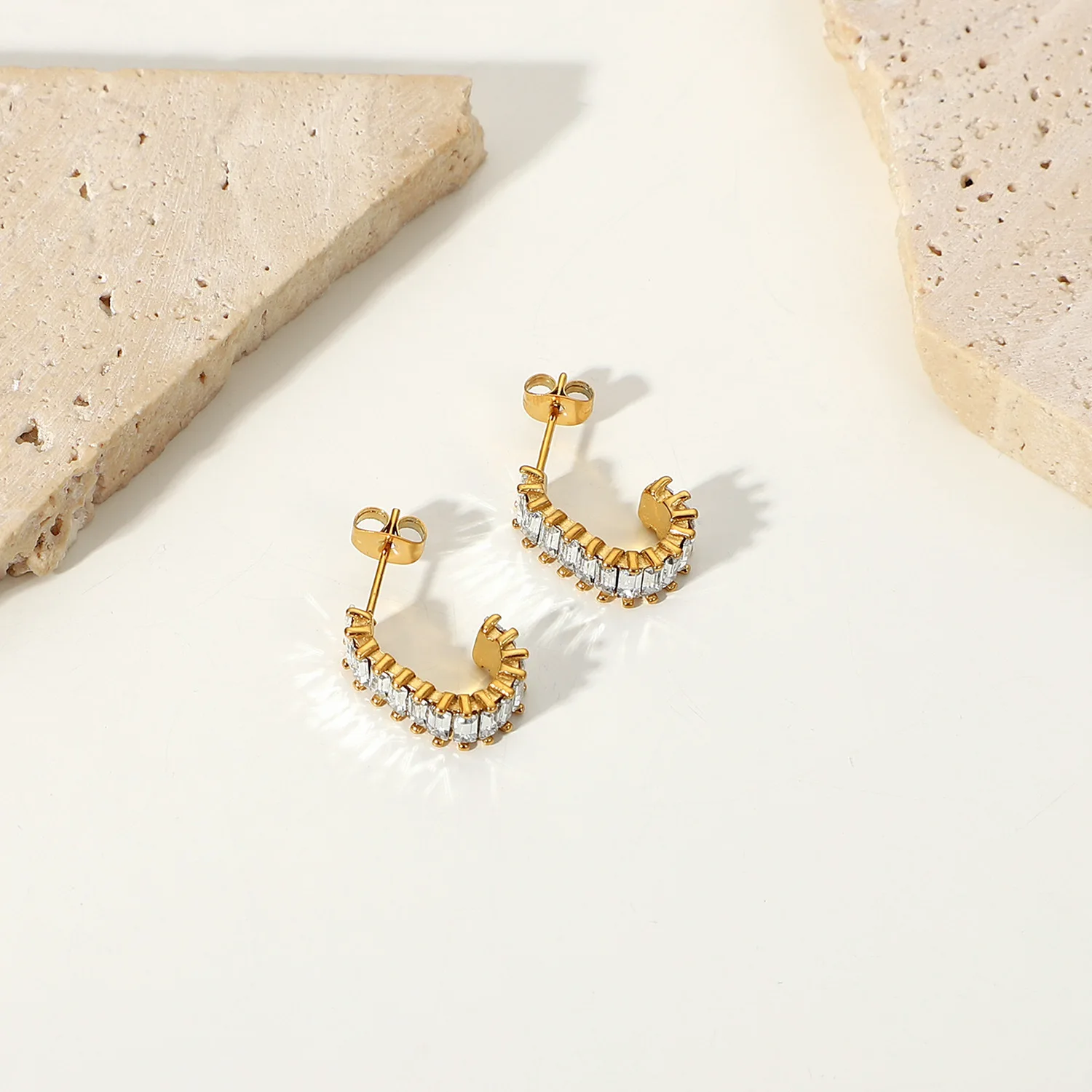 Модные серьги с-образной формы с инкрустацией из циркония геометрические