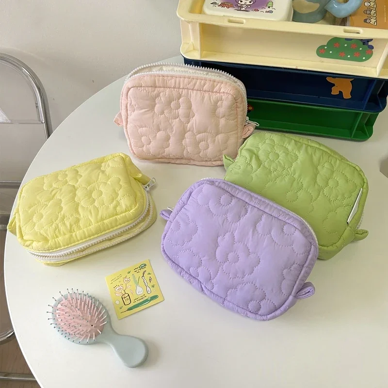 

Cute Cosmetic Storage Bag Quilted Flowers Design Cosmetic Bag Soft Comfortable Makeup Bag for Lipstick Tissue Jewelry Pouch