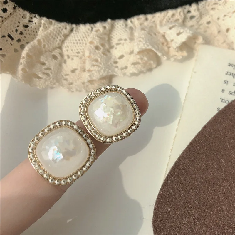 

Vintege Elegant Shell Stone Stud Earrings for Women Retro Exquisite Earrings 2022 New Trend Party Jewelry Boucle Oreille Femme