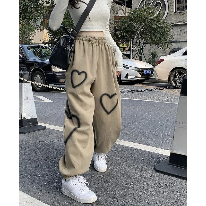 Рисунок 6 - Брюки женские повседневные с принтом сердец