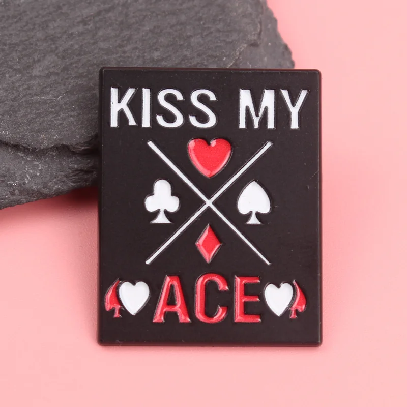Эмалированная булавка для провода покера — жирная типография KISS MY ACE с