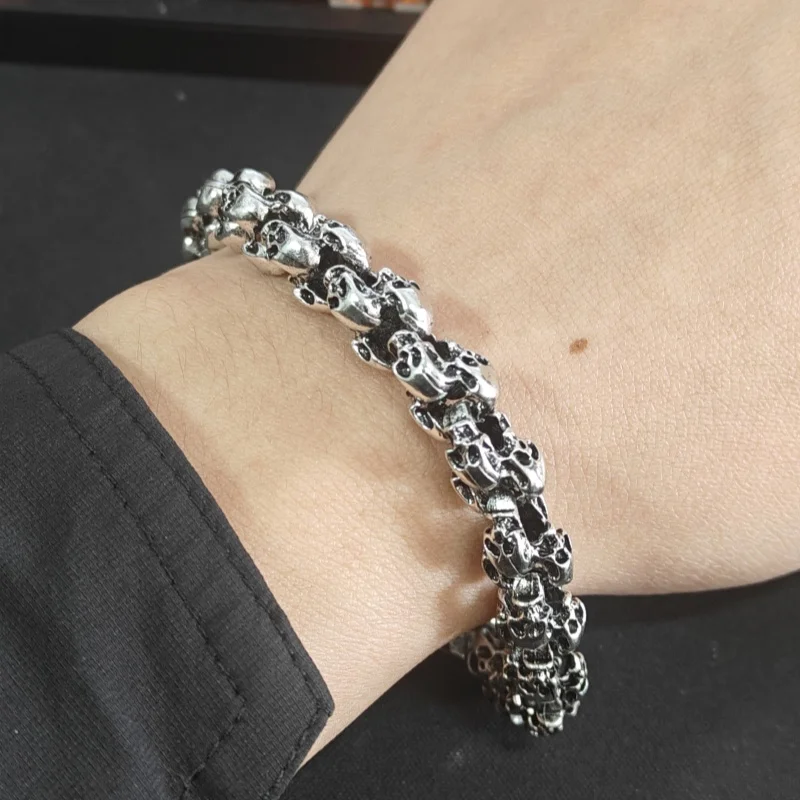 Браслет из бисера с черепом