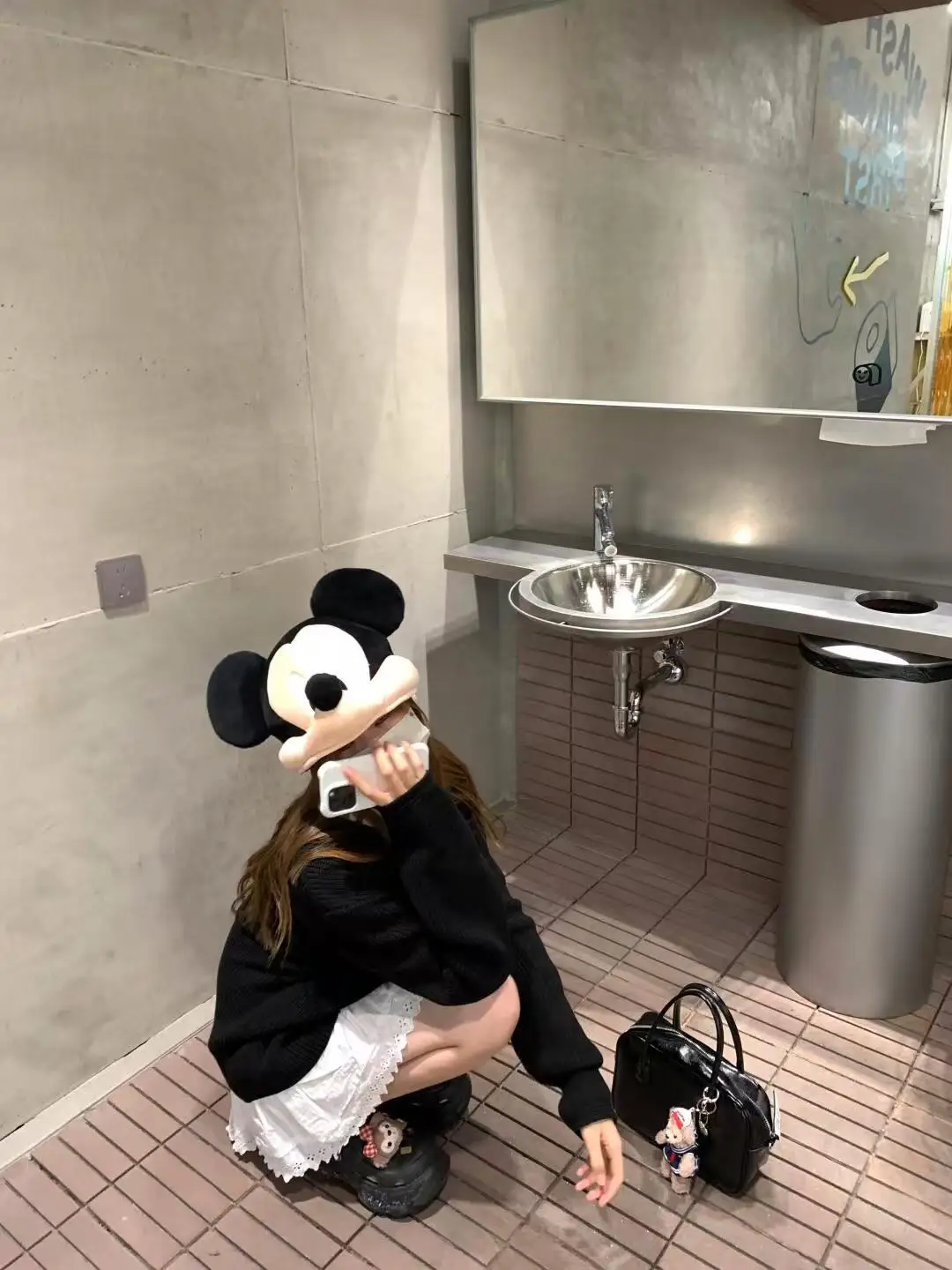 Расслабленное ощущение ленивая перекрывающаяся одежда черный свитер с