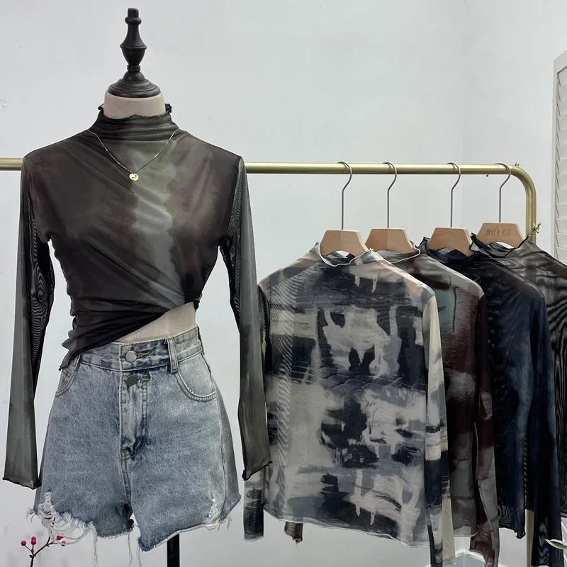 Женский топ с волнистыми краями и полувысоким воротником из смешанной сетки