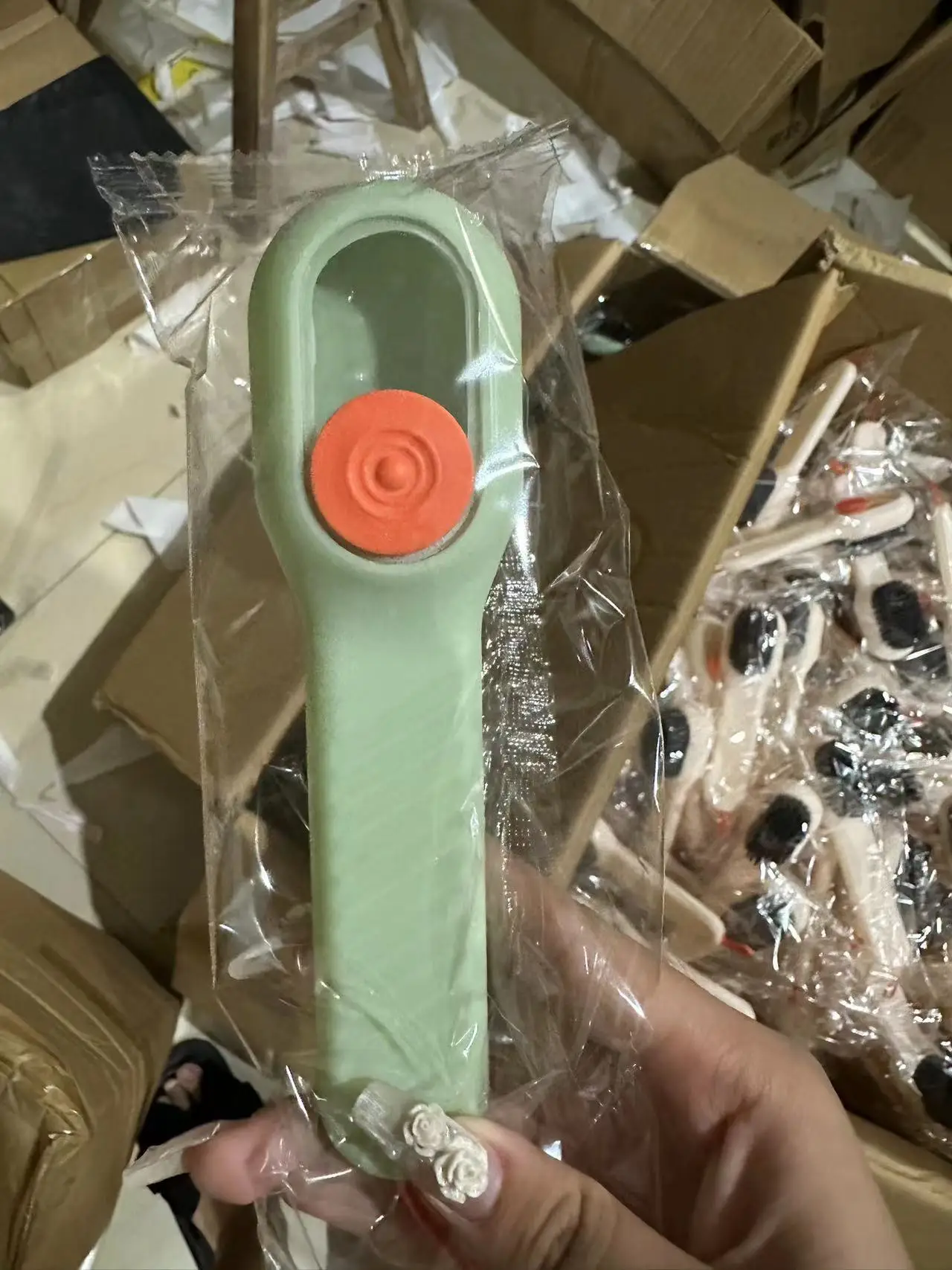 

Щетка для чистки с дозатором мыла