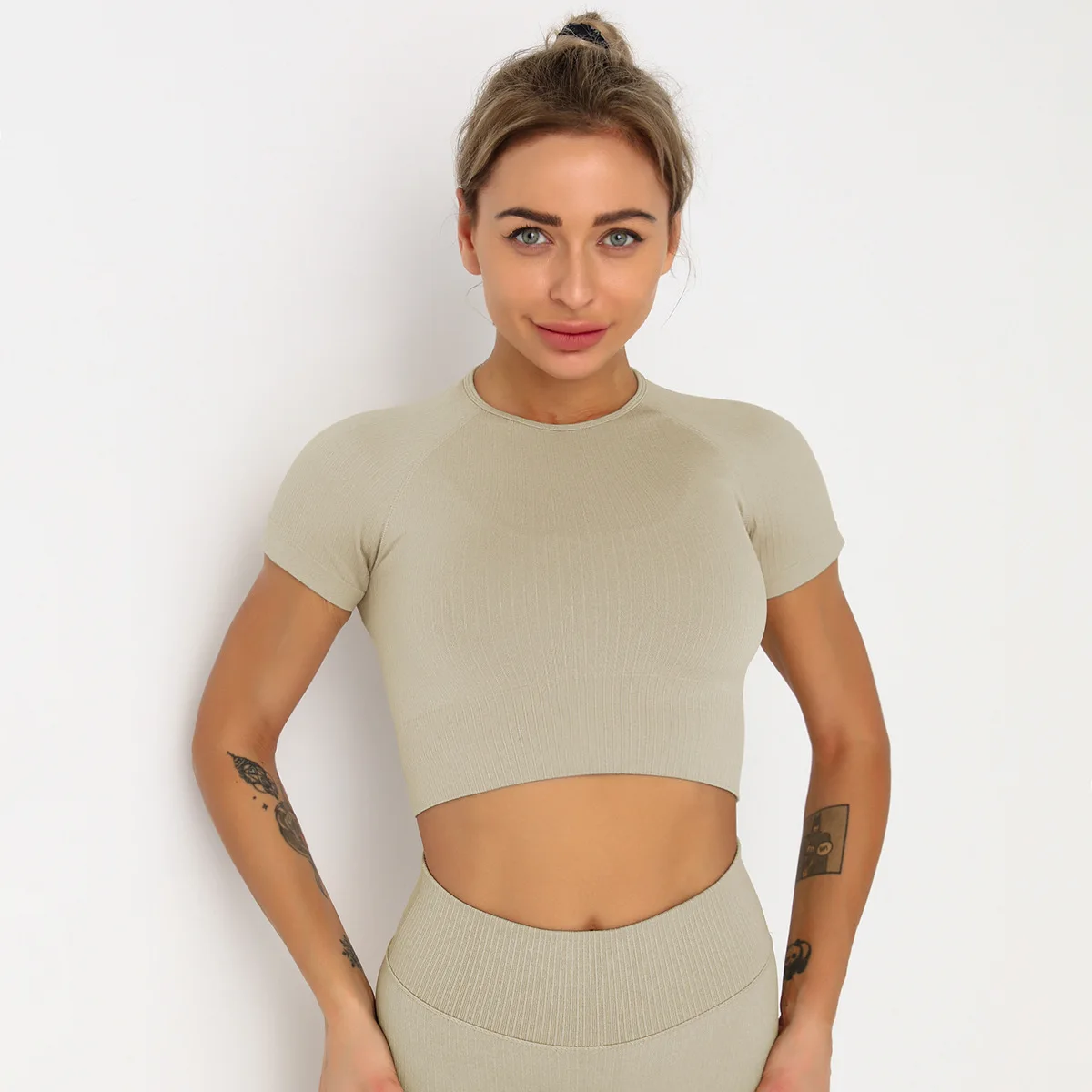 

Новинка 2022, женские бесшовные трикотажные быстросохнущие спортивные топы для фитнеса с короткими рукавами, одежда для профессиональных тренировок, бега, плотной йоги