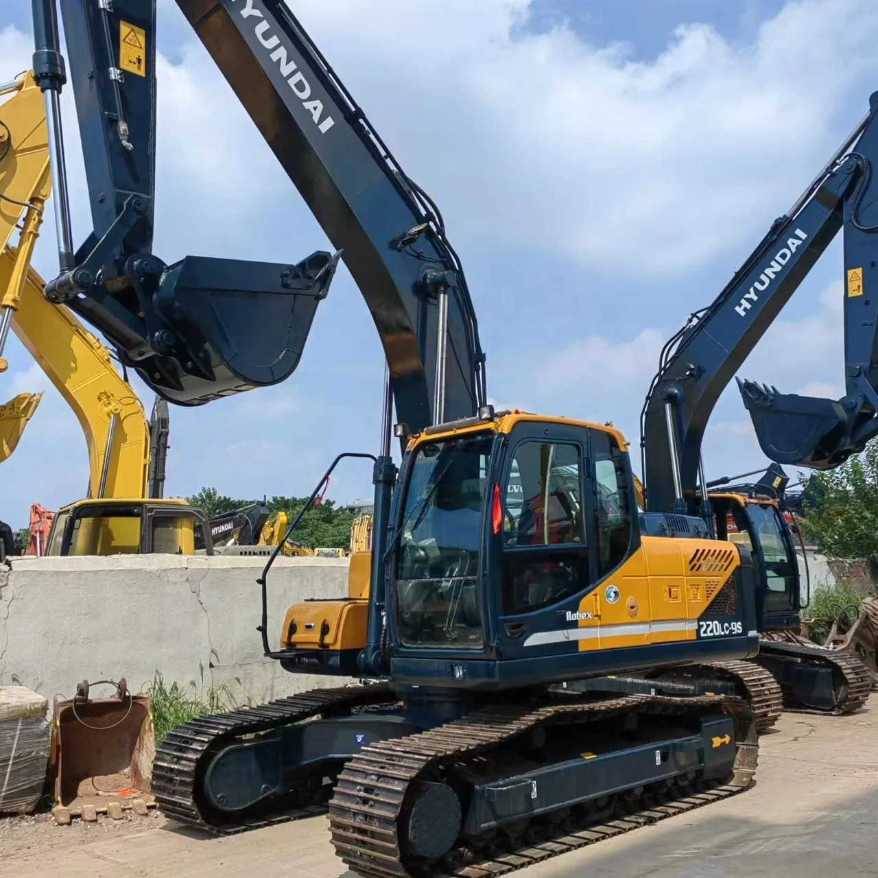 

Used Excavator Korea Hyundai robex 220LC 225LC 305LC 330LC crawler excavator made in Korea for sale