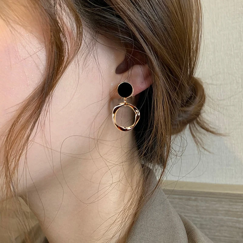 

Twisted Circle Shaped Golden Color Earrings Simple Metal Enamel Round Vintage Earrings for Women Fashion Jewelry Girls Brincos