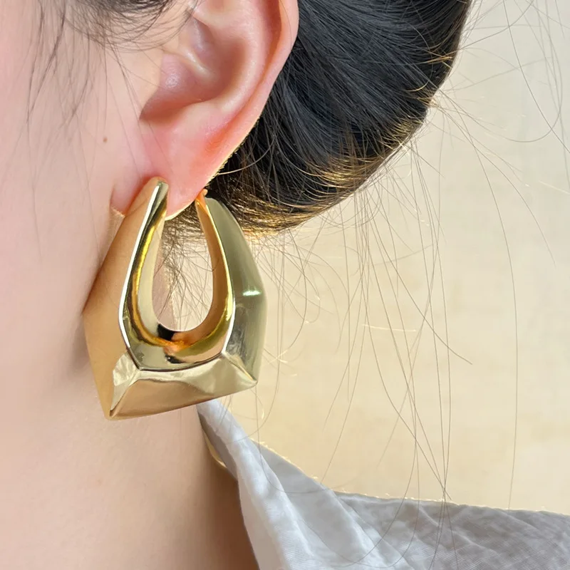 Полевая тяга полная нерегулярных шпилек преувеличенные атмосферные серьги