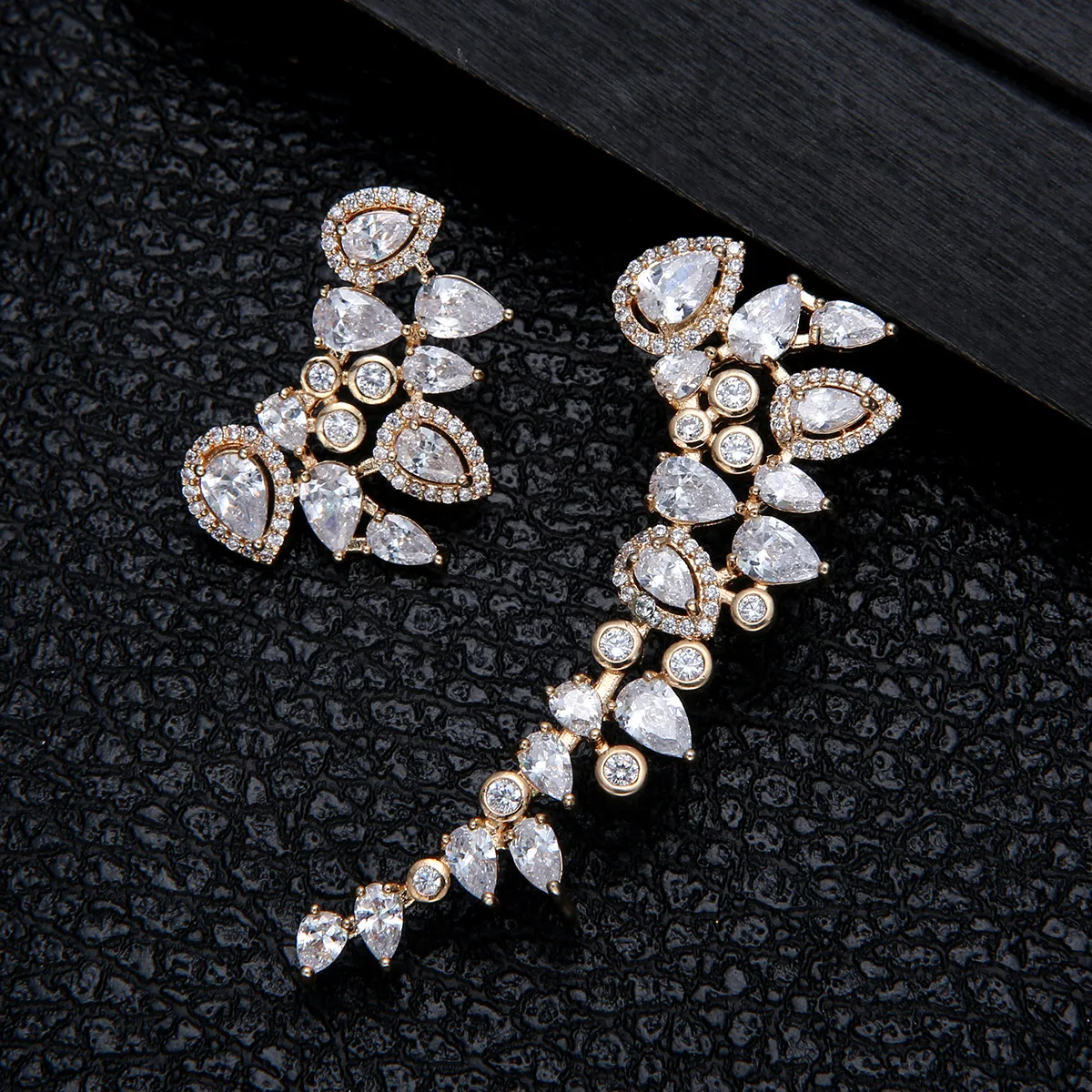 

Euramerican asymmetrical drop color ear bone lady zircon earrings