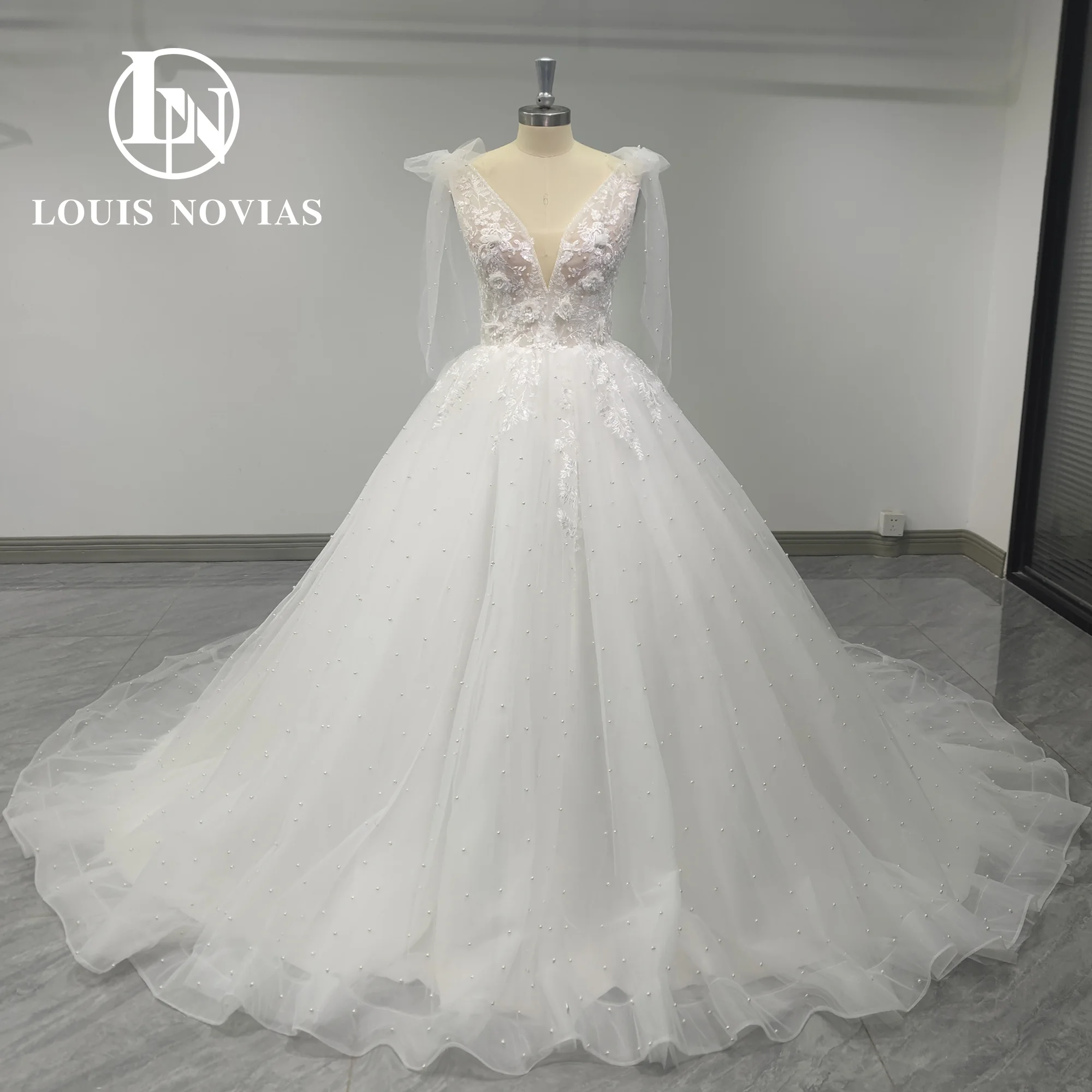 

Женское бальное платье LOUIS NOVIAS, свадебное платье без рукавов с V-образным вырезом, открытой спиной, бусинами и жемчугом, 2023