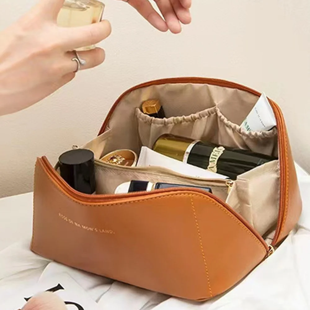 Вместительная дорожная косметичка