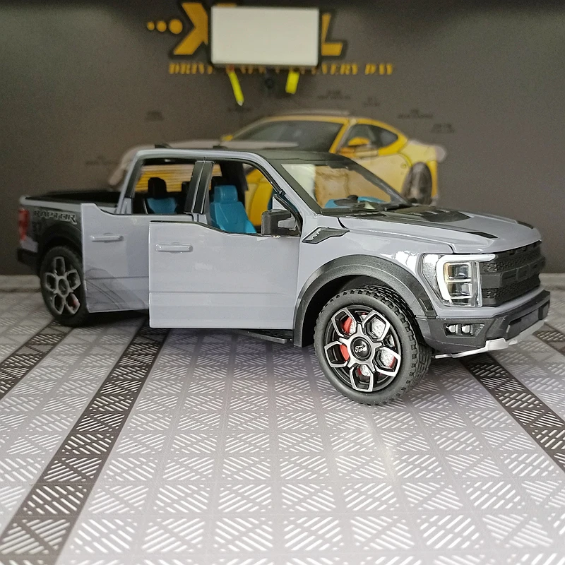 Фото Модель внедорожника Ford Raptor F-150 из сплава, масштаб 1:20, со звуковыми и световыми эффектами, открывающиеся двери с обеих сторон. №5
