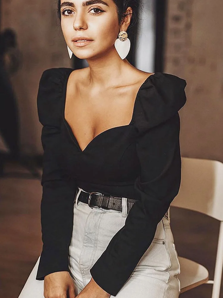 Женская блузка с пышными рукавами однотонная приталенная квадратным вырезом и