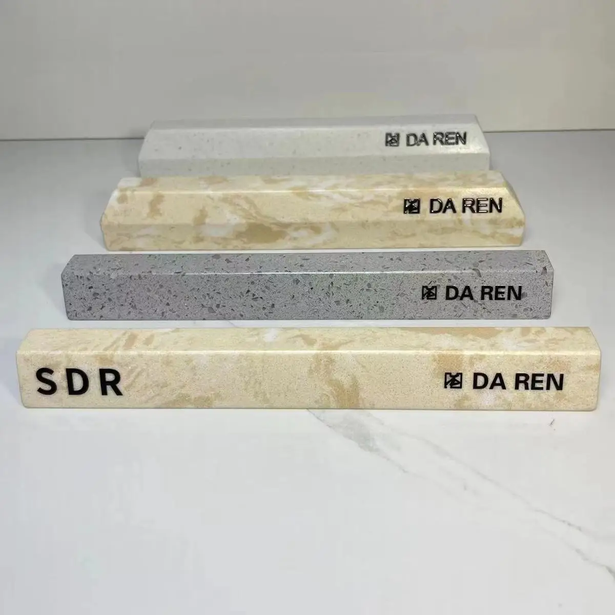 Мраморная стена с отверстиями для отпечатков пальцев