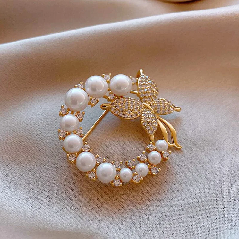 

Shiny Round Butterfly Pearl Wreath Brooch Elegant Circle Suit Sweater Shirt Dress Scarf Decor Pins Party Wedding Jewelry Gifts