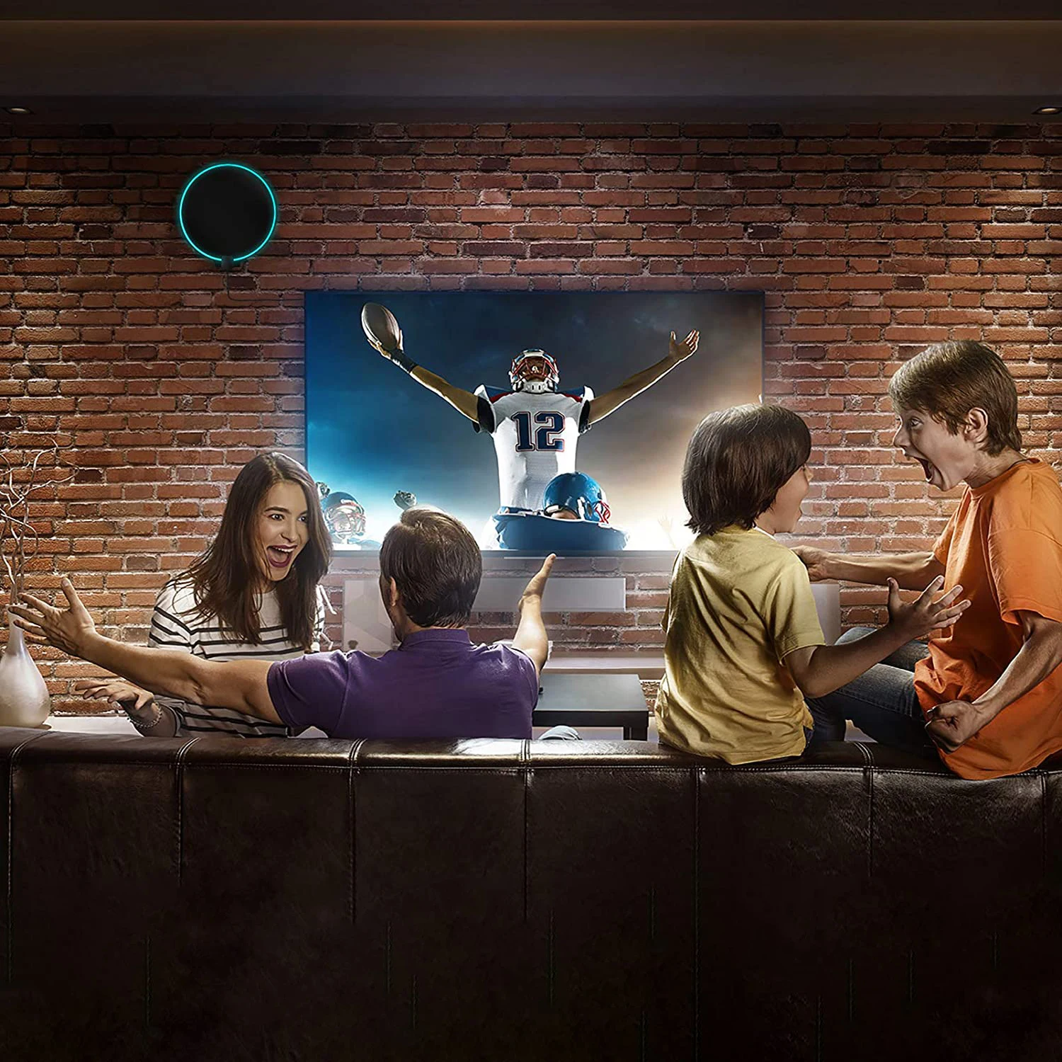 семейная фотосессия с попкорном. My parents watching tv. человек сидит перед телевизором. My parents watching tv. семья у телевизора.