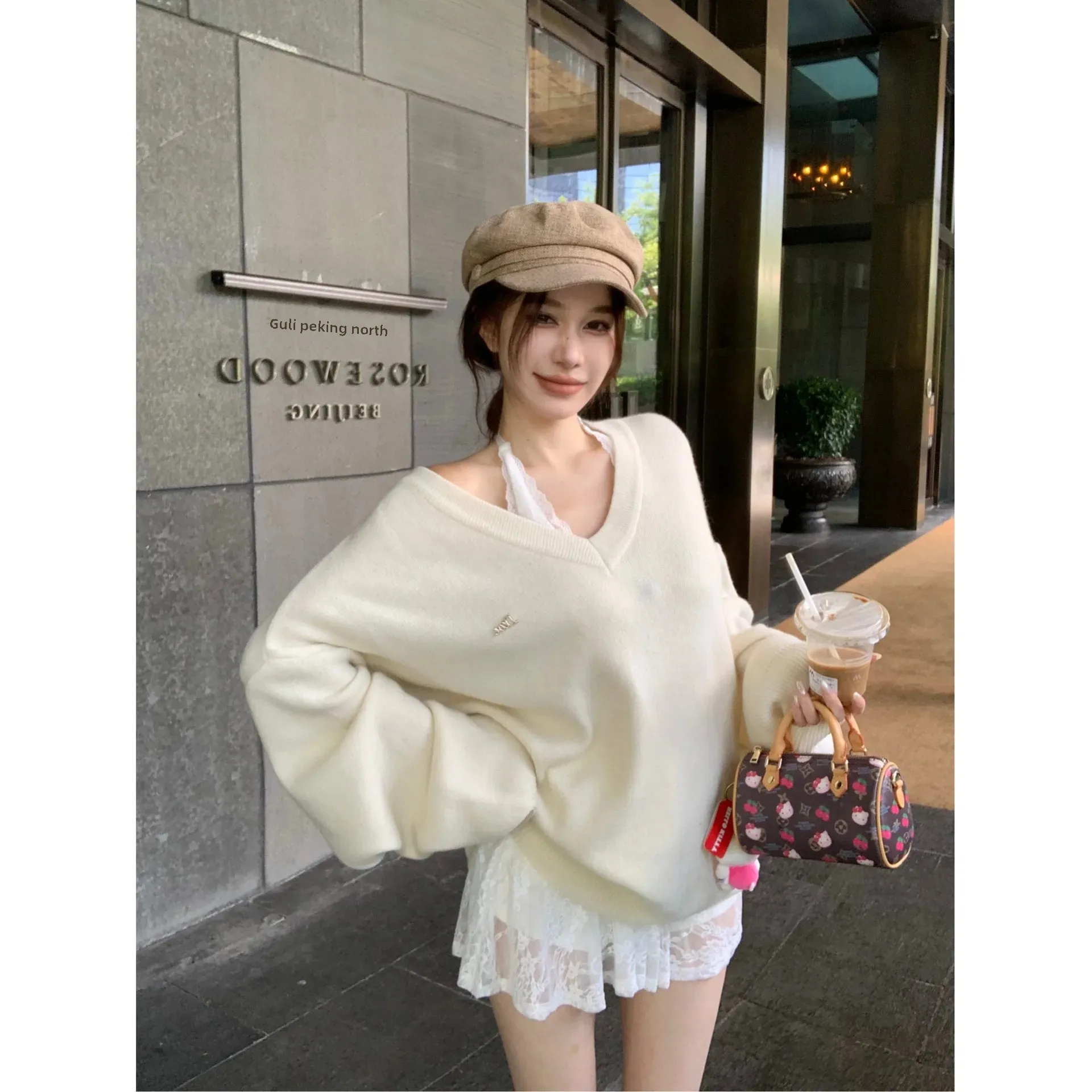 Милое пикантное женское кружевное платье с бретелькой на шее ранняя осень