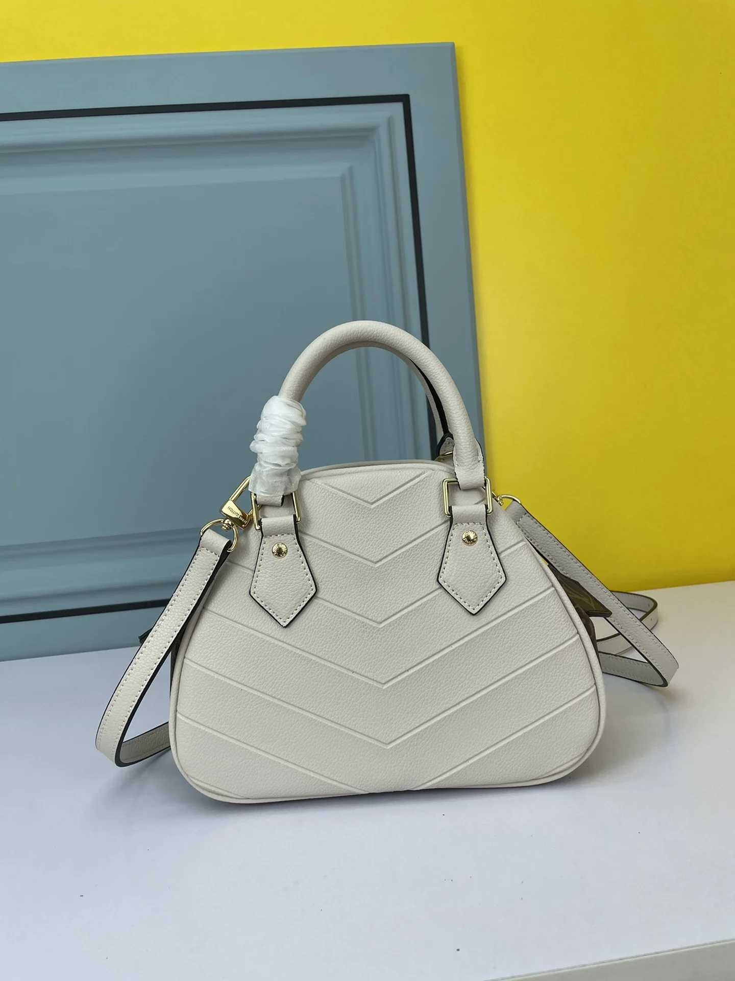 

Luxury 22 leather designer handbags spring summer fashion catwalk frosted cowhide chain messenger bag Louis luxury brand bag