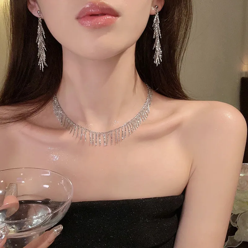 Серьги-подвески золотого и серебряного цвета с кисточкой