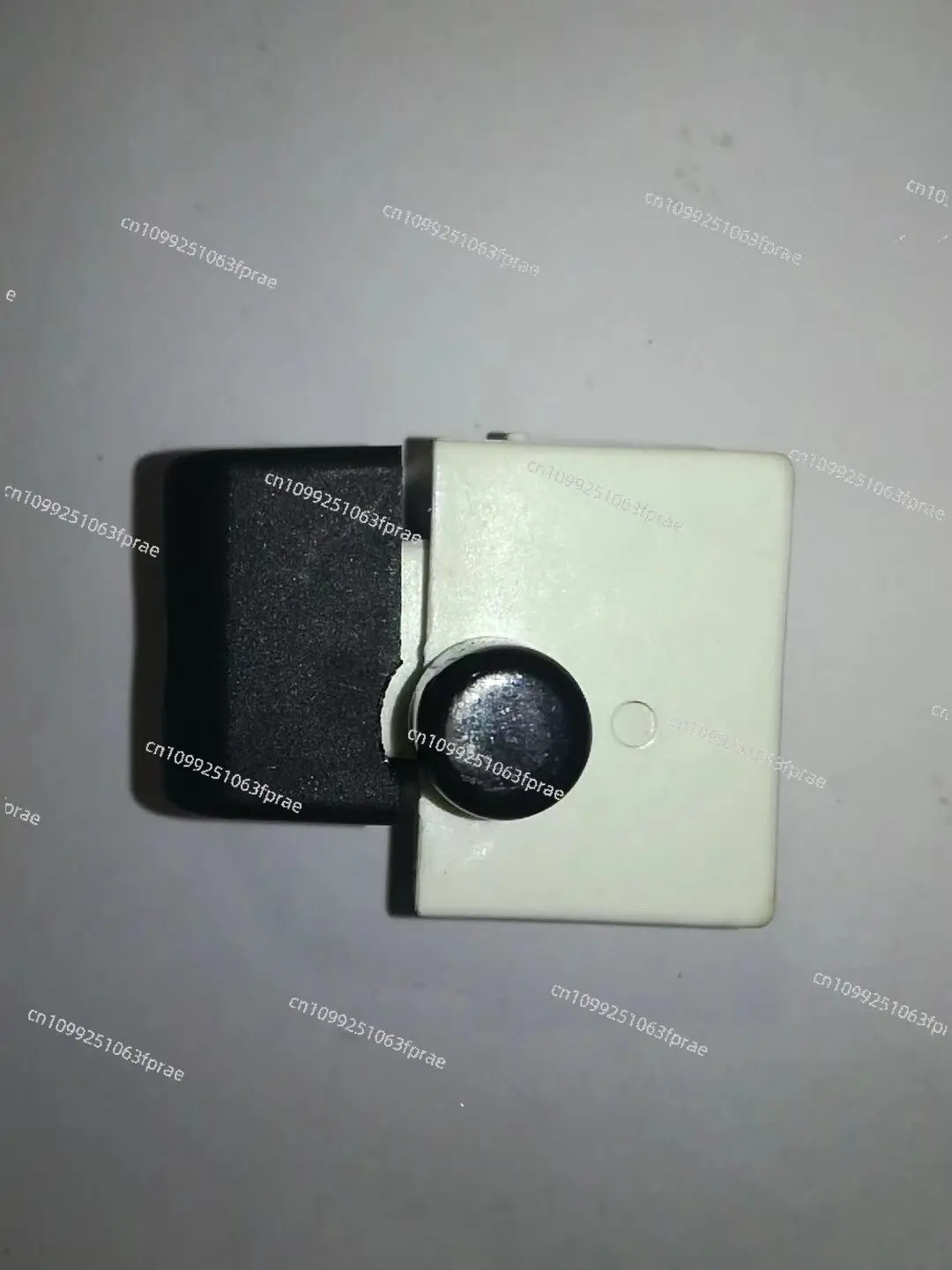 Фото Двухклавишный двухпозиционный выключатель с замком 250В 12А HY15C (черная квадратная ручка) №1