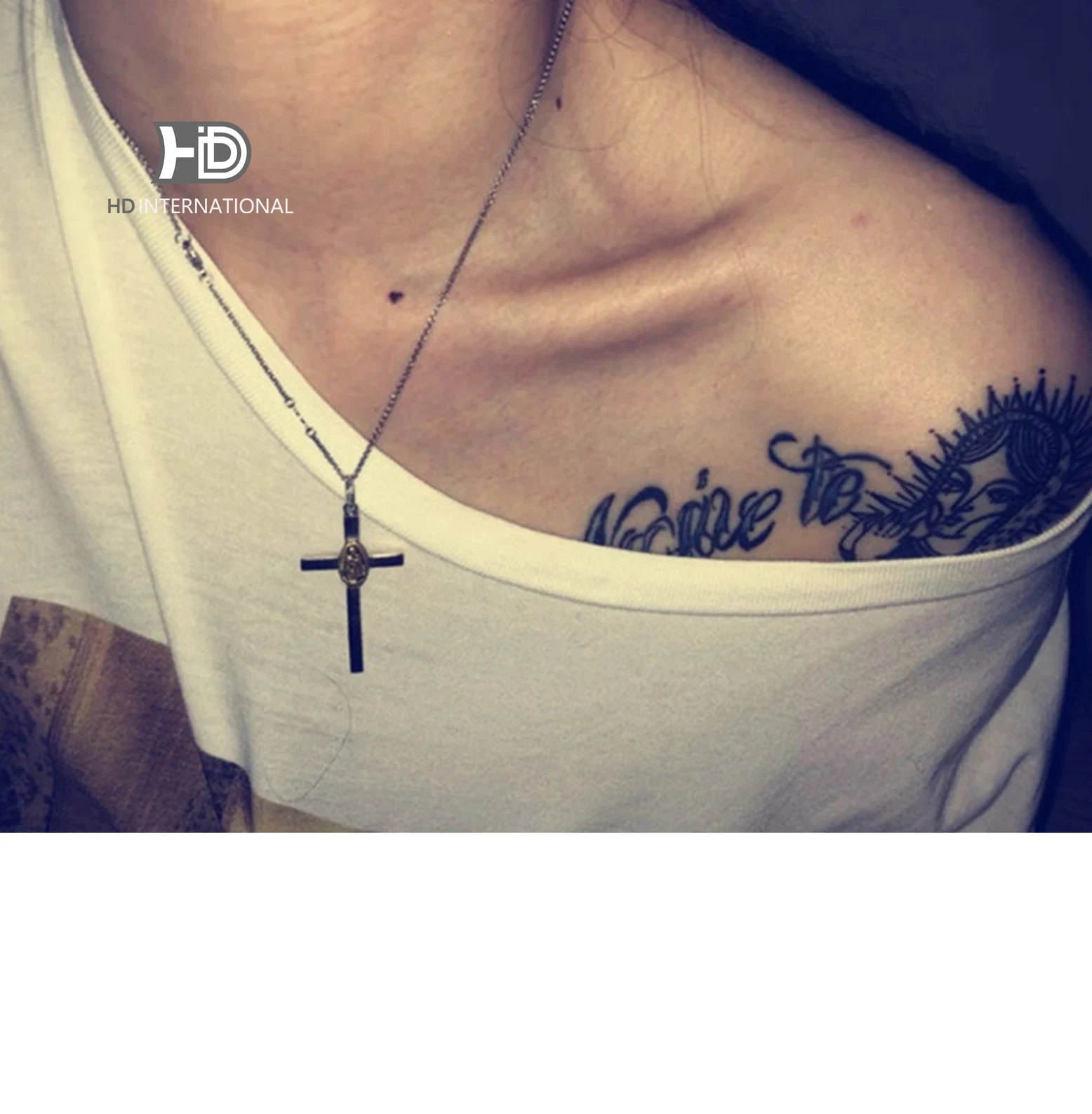 Серебряный крест из натуральной древесины с топазом серебряные украшения в