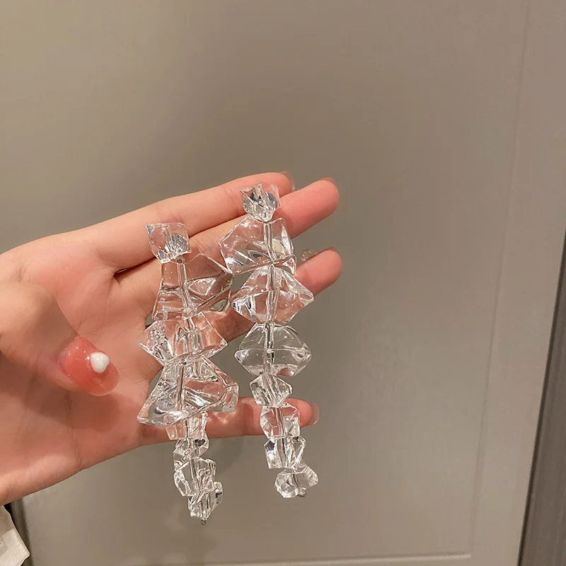

Новые серьги-подвески неправильной формы акриловые Ice, летние корейские модные длинные увеличенные серьги 2022, характерные Прозрачные Серьг...