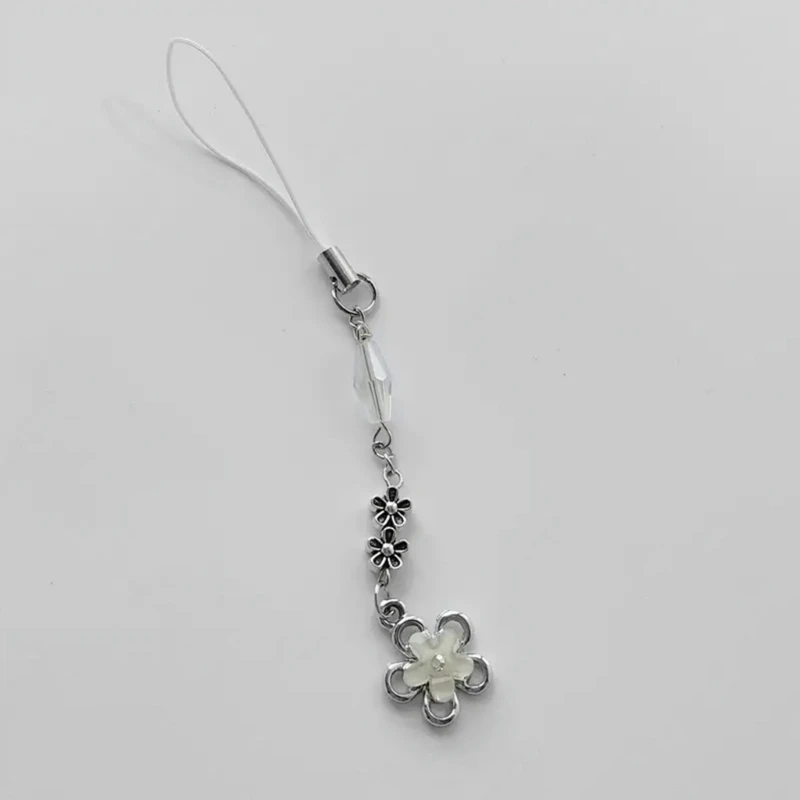 Цепочка для телефона ручной работы из бисера четырехлистный клевер подвеска