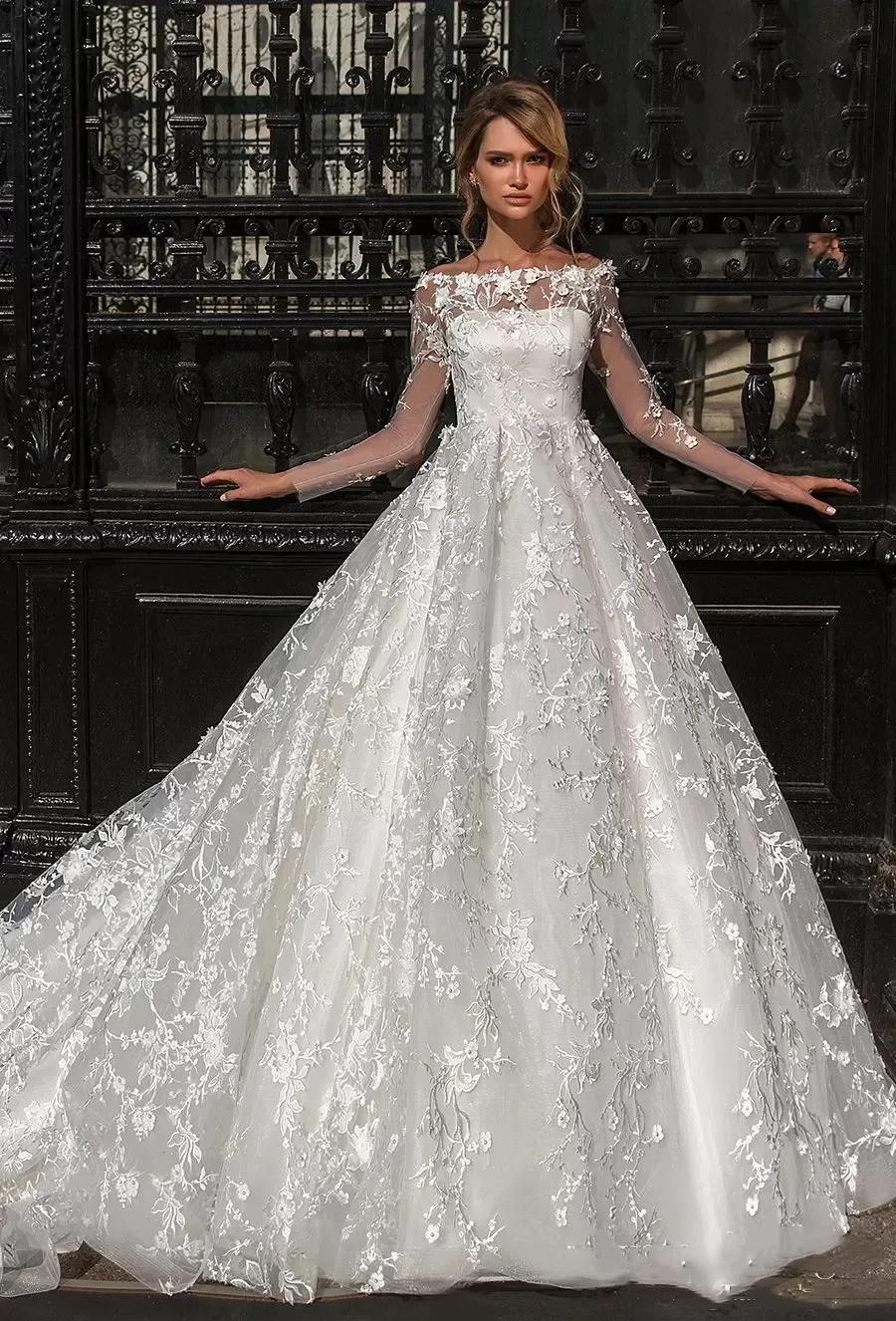 

2023 Gorgeous Designer Wedding Dresses With Sheer Long Sleeves Boat Neck Full Lace Applique Bridal Gowns Sweep Train Custom Made