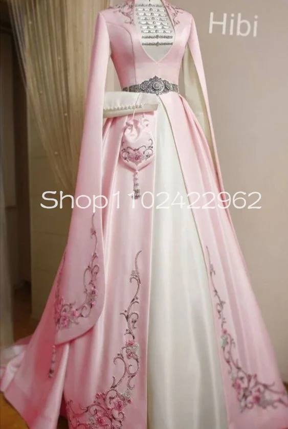 Женское вечернее платье с накидкой розовое сиреневого цвета длинным рукавом и