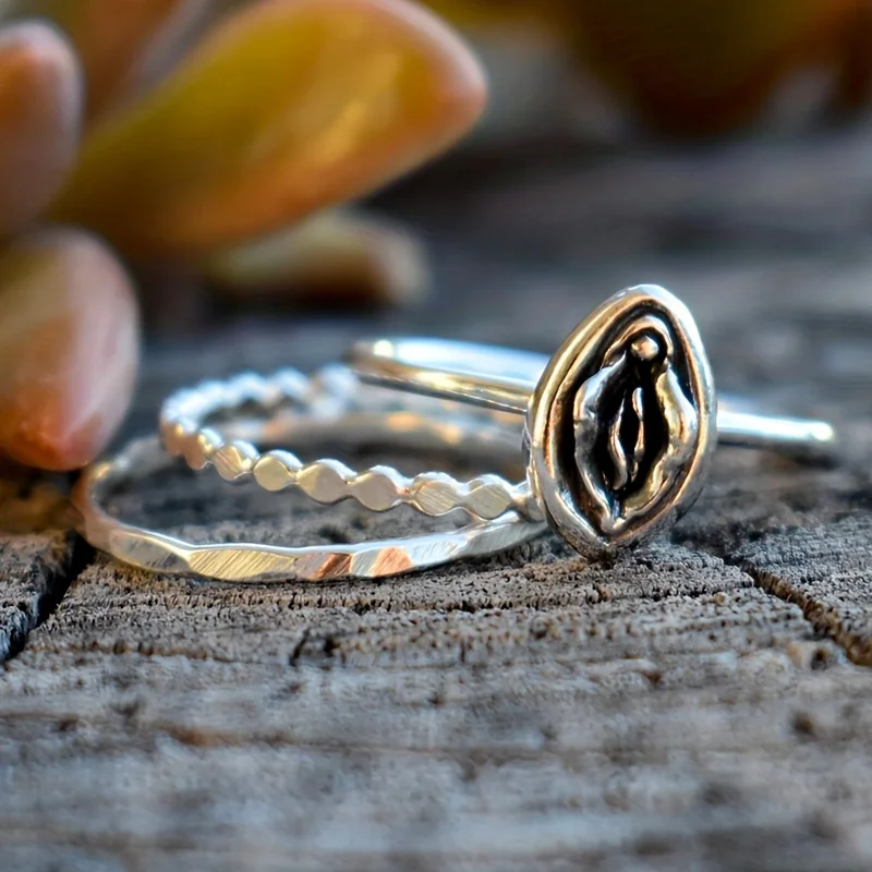 

2023 New Eyes Black Flower Fashion Simple Neutral Ring Three Piece Creative Jewelry Set