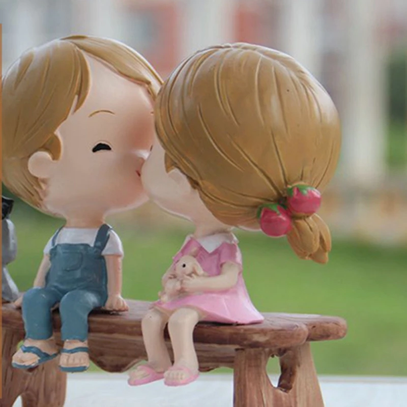 

Romantic Lovers Couple Chair Figurines Cartoon Miniatures Garden Gnome MossResin Crafts Valentine's Day Gift Sweety Lovers Gift