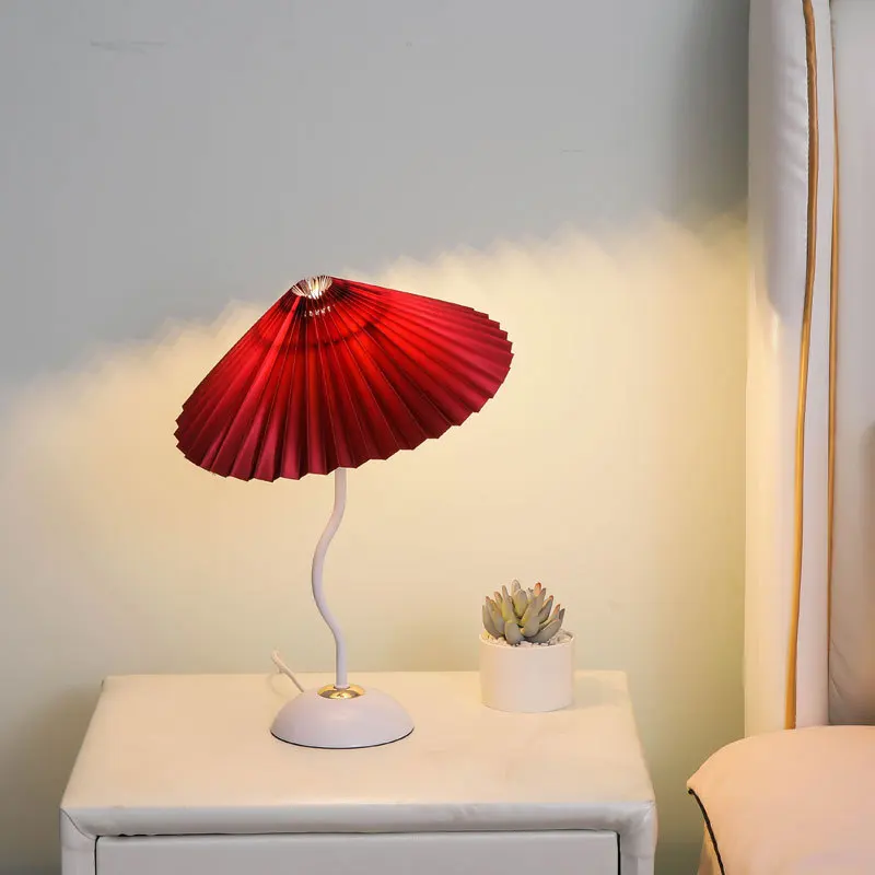 

Плиссированная настольная лампа для девушек в стиле ретро с USB, 3 цвета, ретро скандинавский креативный светильник для гостиной, спальни, при...