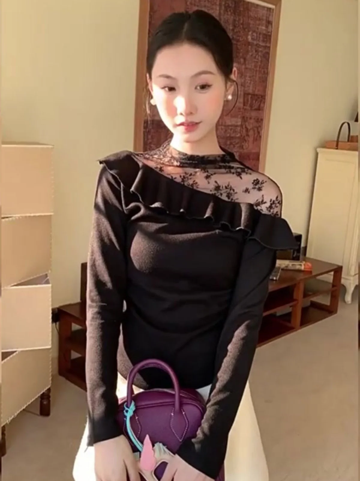 Вязаный топ с открытыми плечами и кружевной строчкой во французском стиле