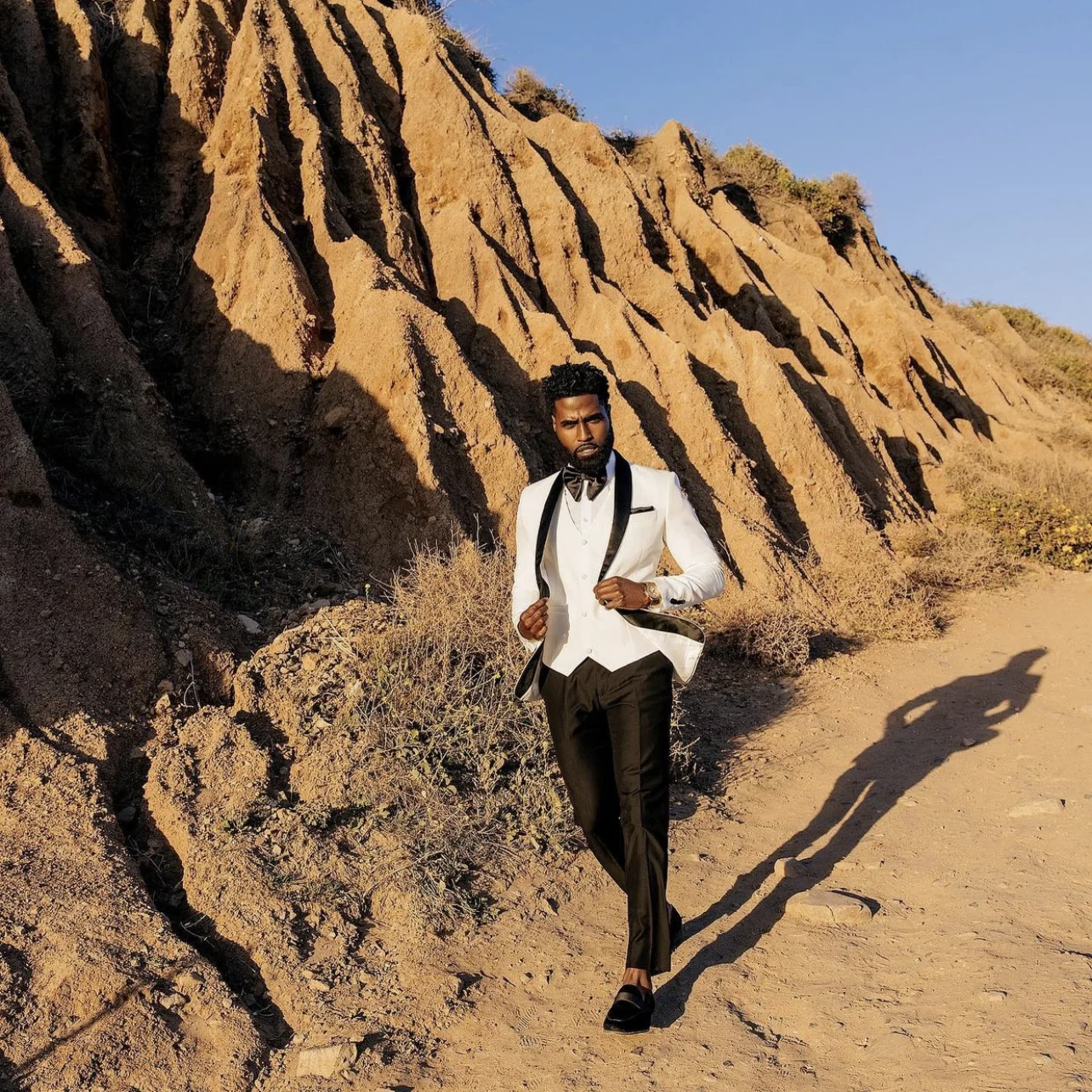 Мужской костюм из трех предметов белый блейзер жилет черные брюки приталенный