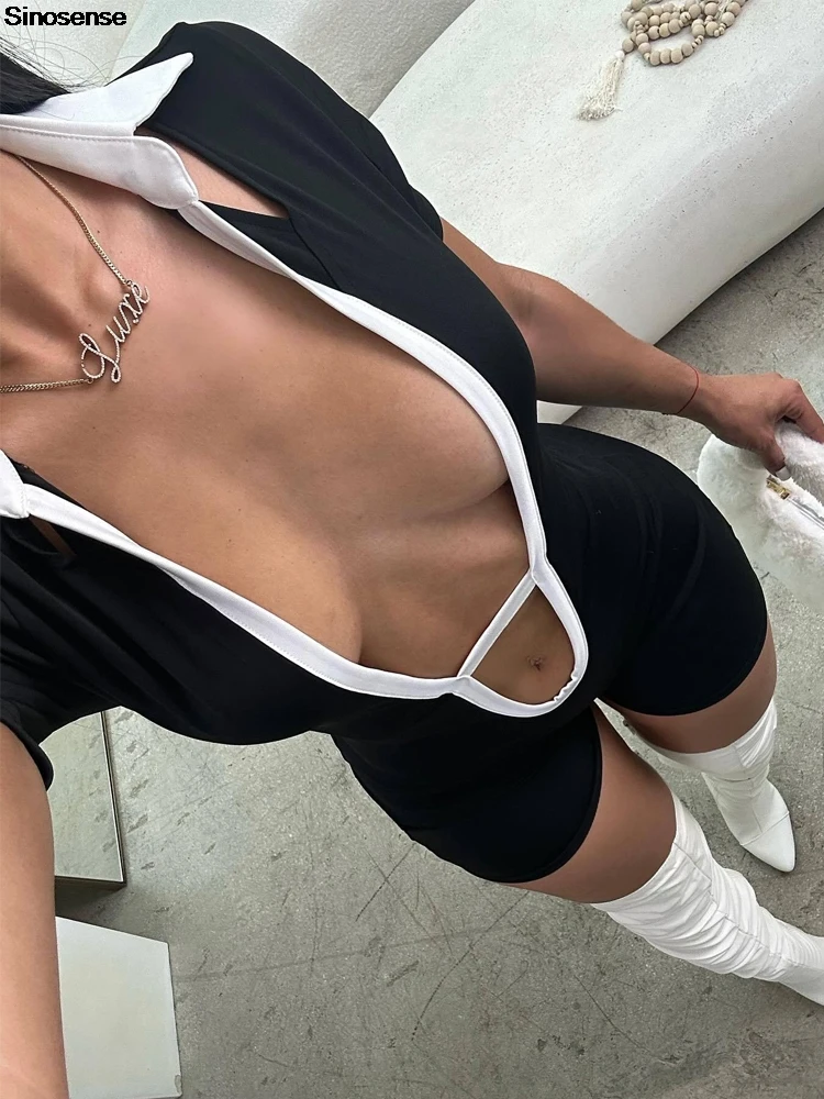 Женский сексуальный комбинезон с глубоким v-образным вырезом и открытой спиной