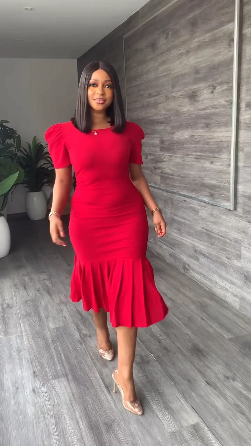 

Весеннее модное Повседневное платье, женское однотонное Плиссированное длинное платье с круглым вырезом и коротким рукавом, элегантное облегающее женское платье