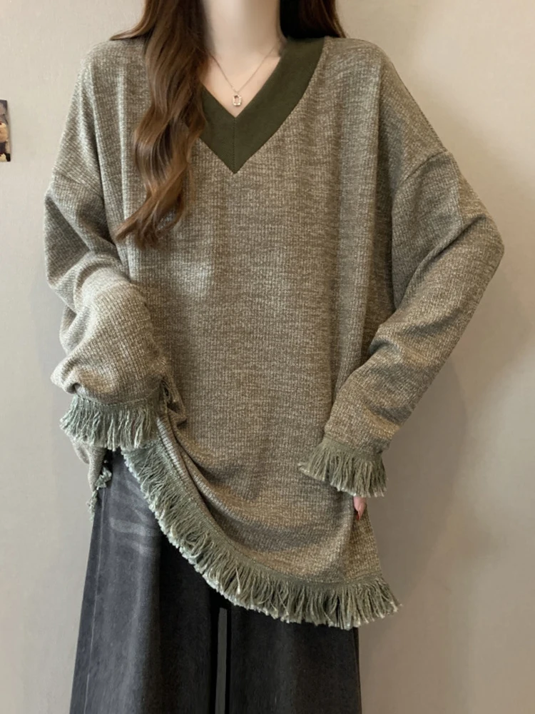 Свободная футболка большого размера с v-образным вырезом и кисточками женская