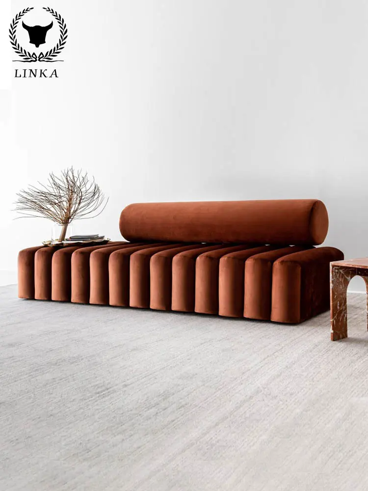 

Роскошный, минималистичный дизайн, тканевый диван, простая гостиная, современный скандинавский стиль, маленькая квартира, креативность на три человека