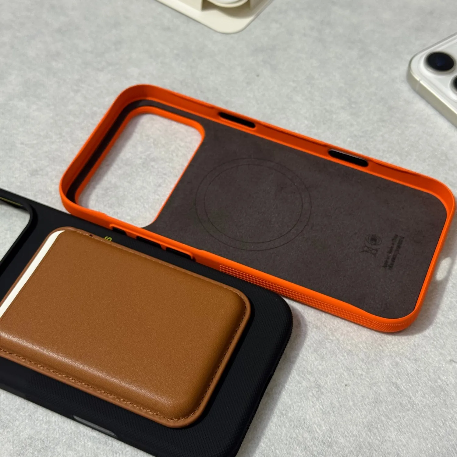Фото Новый официальный чехол с круговыми точками для MagSafe, прочный, для iPhone 17 Pro Max, с магнитной беспроводной зарядкой и управлением камерой №3