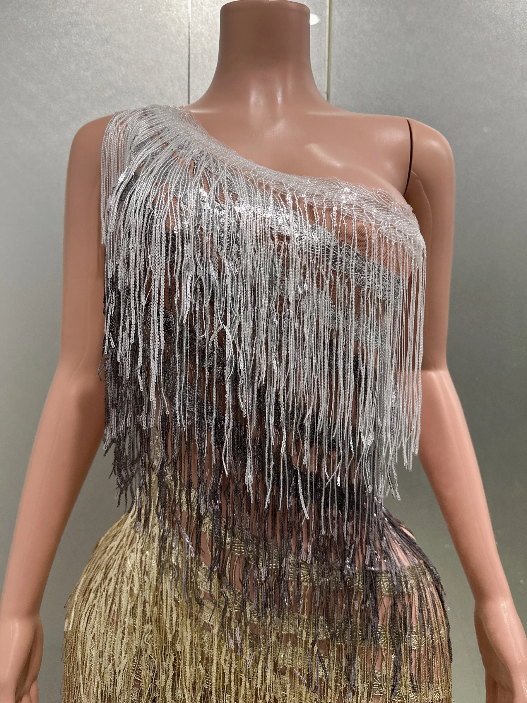 Платье-футляр на одно плечо с блестящими кисточками