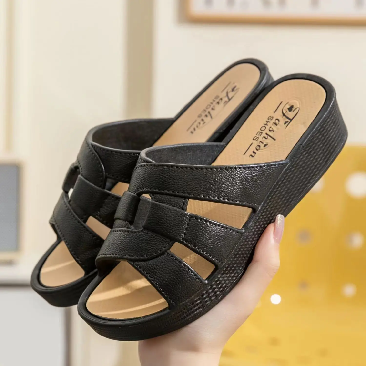 Женские летние тапочки с вырезами на одном слове толстая подошва Нескользящие